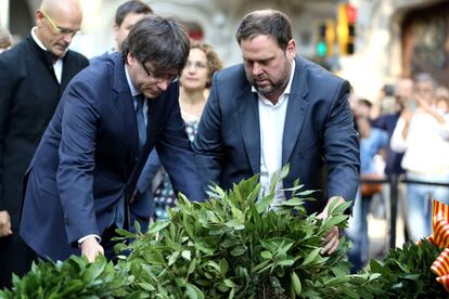 El president de la Generalitat, Carles Puigdemont i el vicepresident, Oriol Junqueras, fan l'ofrena floral a l'esttua Rafael Casanova.