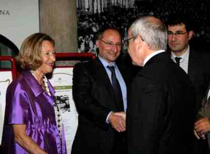 El presidente de la Generalitat, José Montilla, saluda al actual gerente del Palau de la Música, Joan Llinares. Junto a él, la actual presidenta, Mariona Carulla.