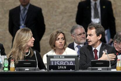 La ministra de Defensa, Carme Chacón, entre Trinidad Jiménez, ministra de Exteriores, y José Luis Rodríguez Zapatero durante la cumbre de la OTAN en Lisboa.