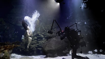 Isabel Muñoz retratando a Ai Futaki en la zona del Caribe en el Oceanogràfic.