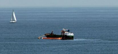 Un momento de la operación de limpieza del vertido en la costa de Algeciras.