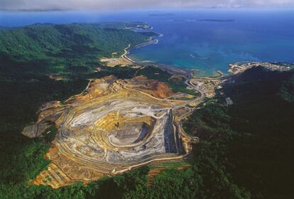 Vista aérea de la mina de oro de Lihir, en Papúa Nueva Guinea. La fiebre del oro en este país oceánico alcanzó su cénit en el siglo XX y atrajo a febriles buscadores, incluido el actor Errol Flyn.
