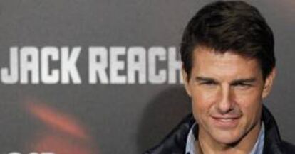 El actor estadounidense Tom Cruise posa hoy en el cine Callao de Madrid antes de la premier de su película "Jack Reacher", dirigida por Christopher McQuarrie, y que protagoniza junto a la ex chica Bond Rosemund Pike. El film, que se estrenará el 11 de enero, es un thriller de acción sobre un policía militar retirado y violento.