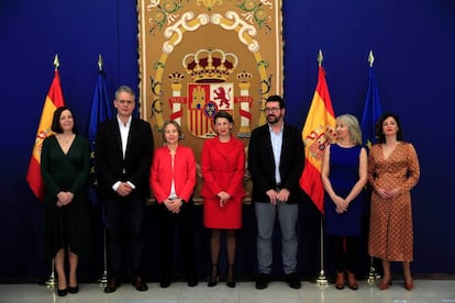 La ministra de Trabajo, Yolanda Díaz (c) posa para la foto de familia con los nuevos cargos de su ministerio que han tomado posesión de su cargo este lunes. De izda. a dcha. La directora general de Trabajo Autónomo, Economía social y Responsabilidad Social de las Empresas, Maravillas Espín; el director de la Inspección de Trabajo y Seguridad Social, Héctor Illueca; la subsecretaria del Ministerio de Trabajo, Gemma del Rey Almansa; La ministra Yolanda Díaz; el secretario de Estado de Empleo y Economía Social, Joaquín Pérez Rey; la directora del Gabinete de la ministra, María Amparo Ballester, y la directora general de Trabajo, Verónica Martín Barbero. EFE/Fernando Alvarado