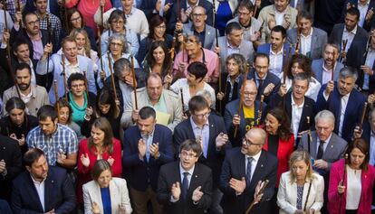 Puigdemont, al centre, al capdavant dels alcaldes.