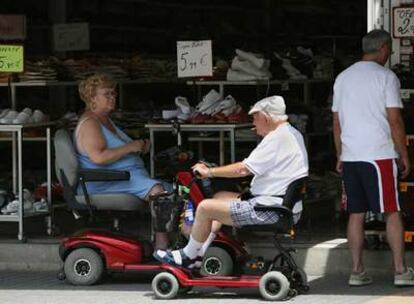 Dos británicos residentes en España, de compras en Benidorm.