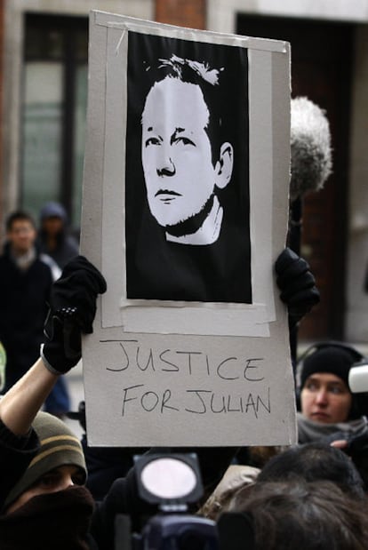 Un partidario de Assange, ayer ante el Tribunal de Westminster.