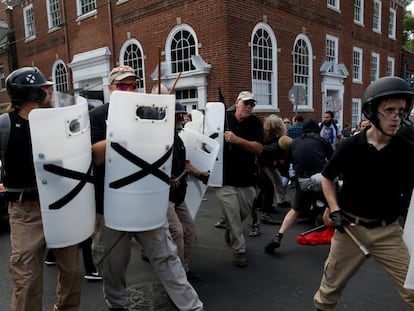 Membros de um grupo de supremacia branca este verão durante os distúrbios em Charlottesville.