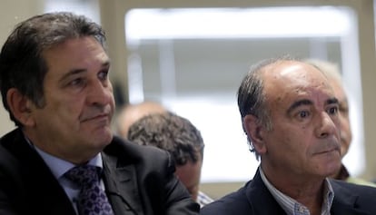 El ex director de contratación de Terra Mítica Justo Valverde, a la derecha, en el banquillo de los acusados.