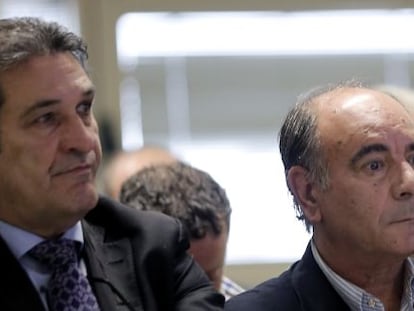 El ex director de contrataci&oacute;n de Terra M&iacute;tica Justo Valverde, a la derecha, en el banquillo de los acusados.