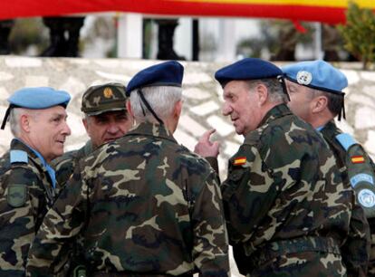El Rey, junto a varios militares, en la base española Miguel de Cervantes, en Marjayún (Líbano).