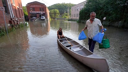 Dos vecinos de Montpelier, Vermont, tras el paso de las tormentas que asolaron el Estado del nordeste de EE UU, en julio de 2023.