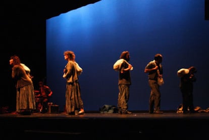 Una escena de la obra <i>Con el bulto a la espalda</i>, de Simulacro Teatro.