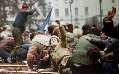 Manifestantes rumanos se enfrentaron a las fuerzas del orden en las jornadas decisivas de diciembre de 1989, cuando cay&oacute; el dictador Ceausescu.