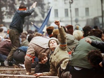 Manifestantes rumanos se enfrentaron a las fuerzas del orden en las jornadas decisivas de diciembre de 1989, cuando cay&oacute; el dictador Ceausescu.
