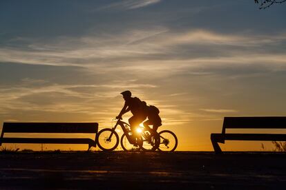 Dos ciclistas y el atardecer en Zaragoza.