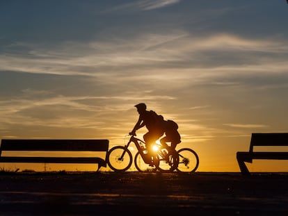 Dos ciclistas y el atardecer en Zaragoza.