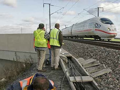 Un operario repara el cableado de la red de trenes de alta velocidad en Varreddes, al este de París.