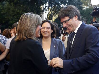 Carles Puigdemont amb Marín i Colau, aquest dilluns.