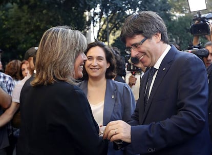 Carles Puigdemont amb Marín i Colau, aquest dilluns.