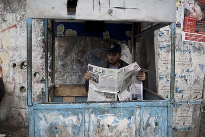 Hamás ha permitido la distribución en Gaza del periódico palestino Al-Ayyam que se edita y se imprime en la ciudad cisjordana de Ramallah. En la imagen, un policía lee un ejemplar del diario.