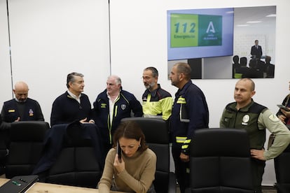 El consejero de la Presidencia, Interior, Diálogo Social y Simplificación Administrativa, Antonio Sanz, en el Centro de Coordinación de Emergencias de Málaga durante la gestión de la dana en noviembre.