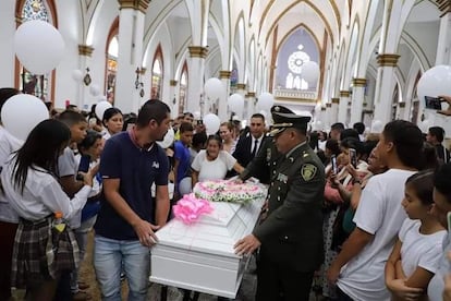 Familiares y amigos alrededor del ataúd de la niña Danna Sofía Alzate, durante su funeral.