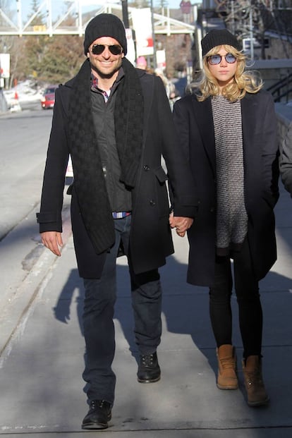 Suki Waterhouse y Bradley Cooper pasearon su amor por Park City (Utah). La pareja se camufló con looks parecidos durante una jornada donde no faltaron las muestras de amor.