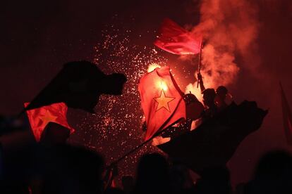 Aficionados vietnamitas protestan después de que su selección perdiese en las semifinales de los Juegos Asiáticos de Hanoi (Vietnam) contra Corea del Sur por 1-3.