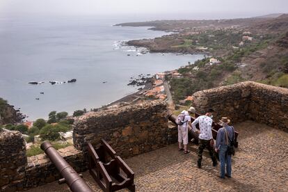 El Forte Real de São Felipe (Fuerte Real de San Felipe, en portugués) está a una altura de 120 metros sobre el nivel del mar. Fue construido en 1590 para defender a la ciudad de los ataques franceses e ingleses. La isla de Santiago se convirtió en un puerto clave en las rutas del comercio transoceánico. Tuvo su punto álgido durante los años del tráfico de esclavos, aunque una vez que el comercio de personas declinó, la capital se trasladó a Praia. Se estima que la plaza tenía nueve piezas de artillería de calibre 18.