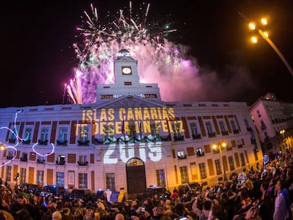 La Puerta del Sol, tras las doce campanadas de la 1.00 para celebrar el Año Nuevo en Canarias.
