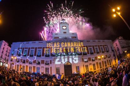 La Puerta del Sol, tras las doce campanadas de la 1.00 para celebrar el Año Nuevo en Canarias.