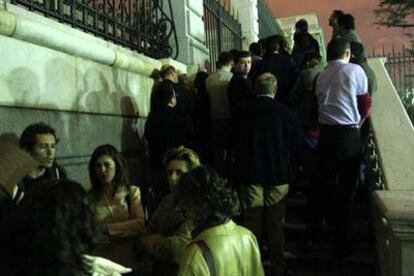 Un grupo de fieles realiza una vigilia por el Papa anoche ante la catedral de la Almudena de Madrid.