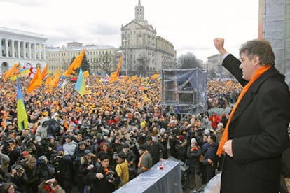 El candidato de la oposición, Víktor Yúshenko, se dirige a miles de partidarios concentrados en la plaza de la Independencia de Kiev.