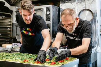 Los dos dueños del restaurante Kanaan, en la cocina del restaurante berlinés.