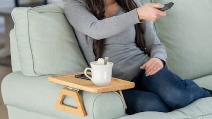 Artículo de EL PAÍS Escaparate que describe las bandejas para el sofá con mejor relación calidad-precio