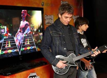 ARIEL ROT, PADRINO DEL DESAFÍO. El pasado martes, el artista argentino Ariel Rot actuó en Madrid como padrino de la final del <i>Desafío Guitar hero,</i> que descubre a los mejores jugadores españoles de <i>Guitar hero 3: Legends of rock.</i> El ganador fue Eduardo Sánchez, murciano de 15 años, que viajará a Los Ángeles para conocer la sede de la compañía que desarrolla el videojuego, Activision.