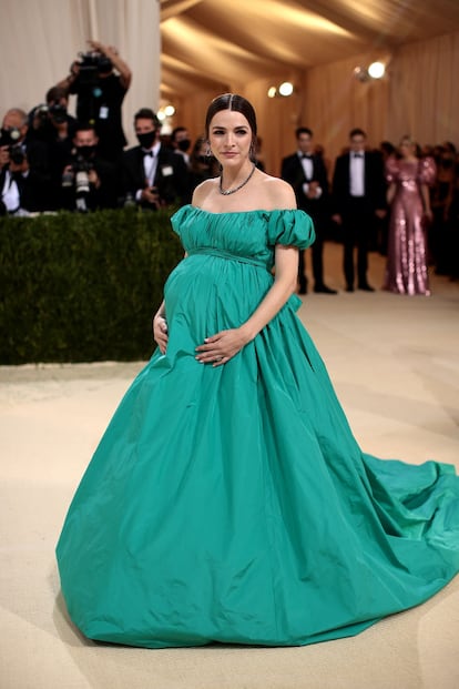 Bee Carrozzini en la alfombra de la gala Met marcando embarazo con vestido de Valentino. La hija de Anna Wintour, editora de la edición estadounidense de Vogue, está casada con el hijo de la que fuese editora de la edición italiana de Vogue, Franca Sozzani.