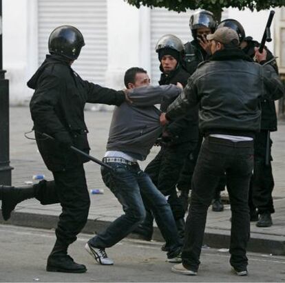 Una de las últimas imágenes tomadas por Lucas Dolega en los disturbios del 14 de enero en Túnez, cuando fue herido de muerte.