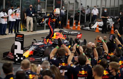 Max Verstappen celebra su triunfo en Abu Dhabi con los miembros de su equipo