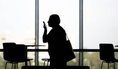 Un ciudadano usa su teléfono móvil.