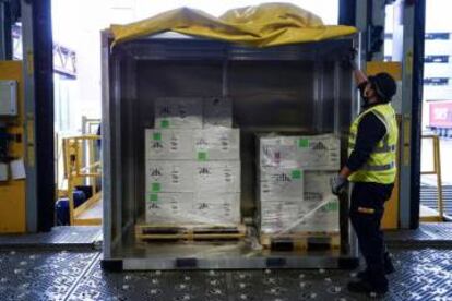 Un trabajador prepara hieleras para transportarlas por avión, en el Aeropuerto Internacional de Bruselas, este martes 1 de diciembre.