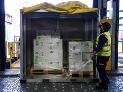 Un trabajador prepara hieleras para transportarlas por avión, en el Aeropuerto Internacional de Bruselas, este martes 1 de diciembre.