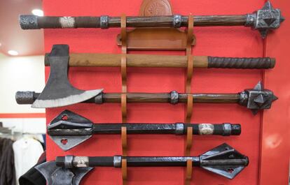 Hachas y armas medievales, a la venta en el establecimiento.