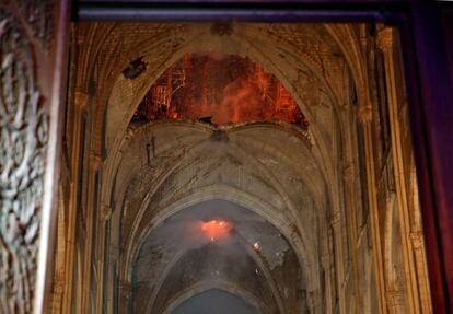 Dos terços del sostre de la catedral de París s'han cremat amb l'incendi, segons ha explicat aquest dimarts el ministre francès de Cultura, Franck Riester. A la imatge, interior de la catedral, en què es veu el forat que hi ha deixat la destrucció del pinacle.