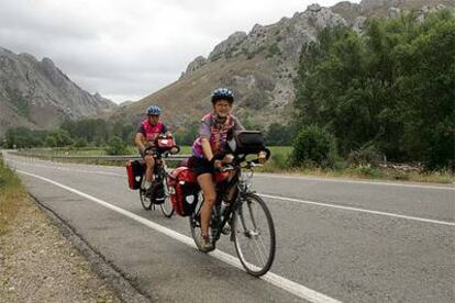Cicloturistas entre las montañas de Babia en la zona de Villafeliz.