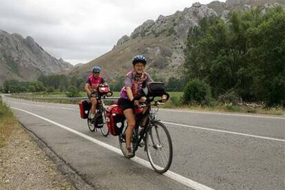 Cicloturistas entre las montañas  de Babia en la zona de Villafeliz.