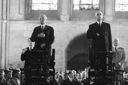 El alem&aacute;n Adenauer y el franc&eacute;s De Gaulle, en la catedral de Reims hace 60 a&ntilde;os.