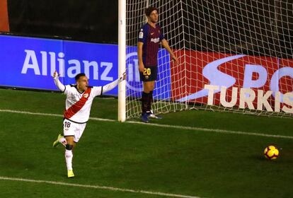 Álvaro García, celebra el segundo gol del Rayo.