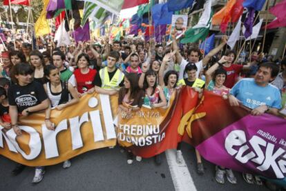 Cientos de personas cubren los últimos metros tras la pancarta de la Korrika por las calles de San Sebastián.